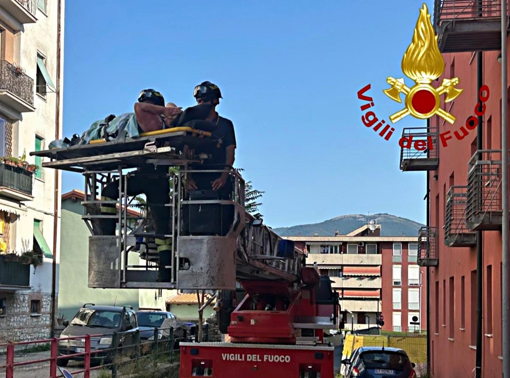 Serve il ricovero urgente, ma è ‘prigioniero’ in casa | Ci pensano i pompieri