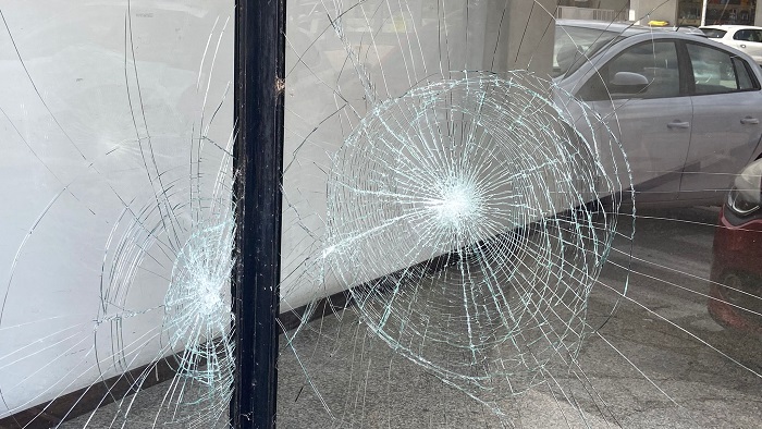 Rissa tra 10 giovani alle 4 di notte, lanciate pure pietre e danneggiata una vetrina