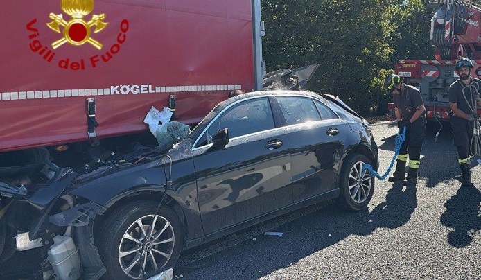 Scontro sul raccordo, auto s’incastra “sotto” un camion | C’è un ferito grave