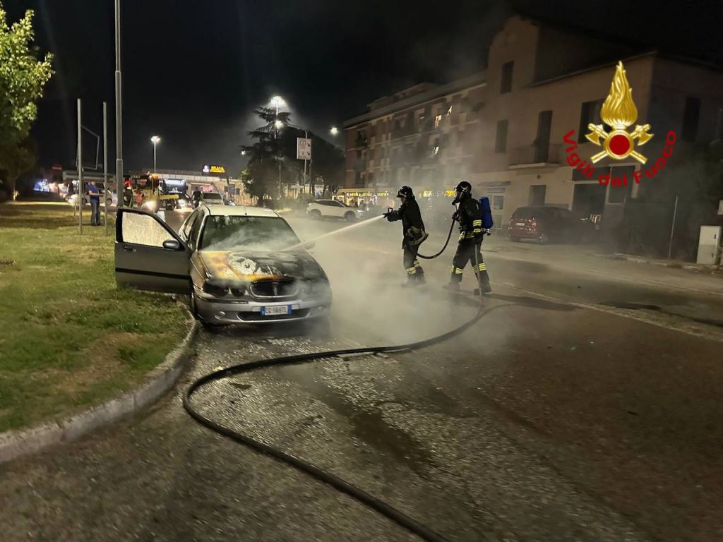 Auto in fiamme a Ponte San Giovanni, pompieri sul posto
