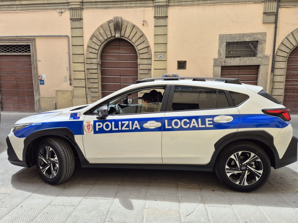 Prende a schiaffi e insulta – senza motivo – due minorenni: denunciata 50enne