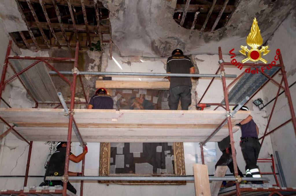 Norcia, recuperato prezioso dipinto nella chiesa di San Lorenzo danneggiata dal sisma | Foto