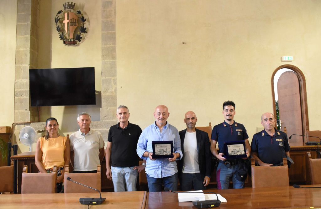 Blocca auto contromano in E45, premio al camionista Andrea Petturiti