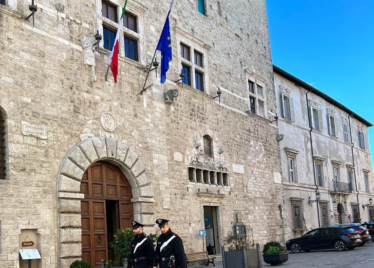 Beccato a spacciare fumo a una donna | Lui denunciato, lei segnalata