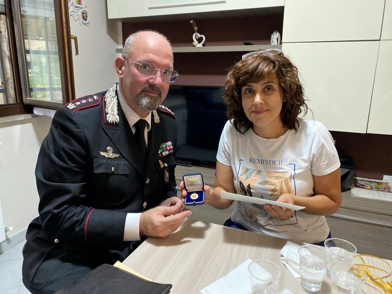 Carabinieri in visita alla vedova della medaglia d’oro Dimitri Rei