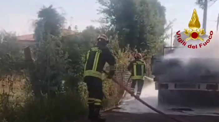 Furgone divorato dalle fiamme, incendio dal motore
