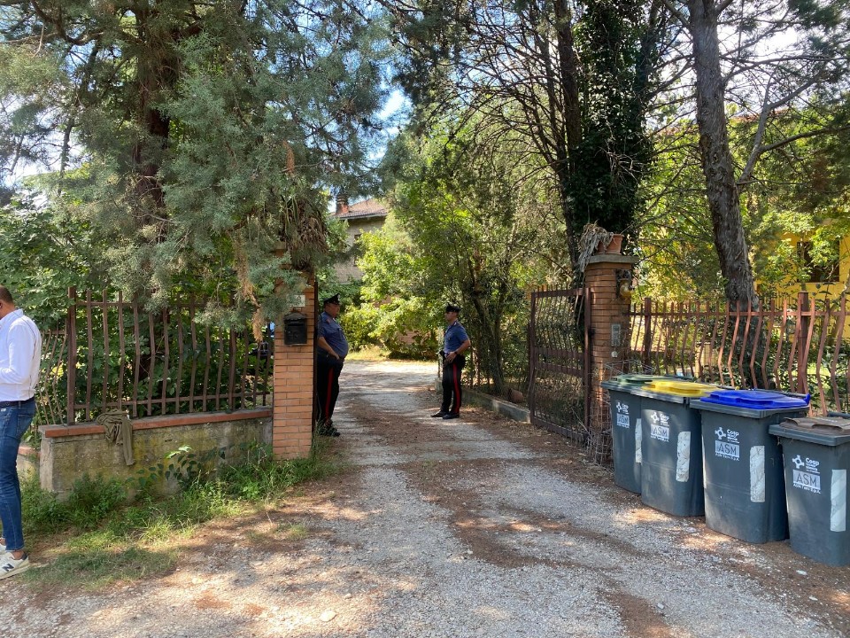 Ex finanziere morto, Ris nella villetta. Auto sotto la lente | Foto e video