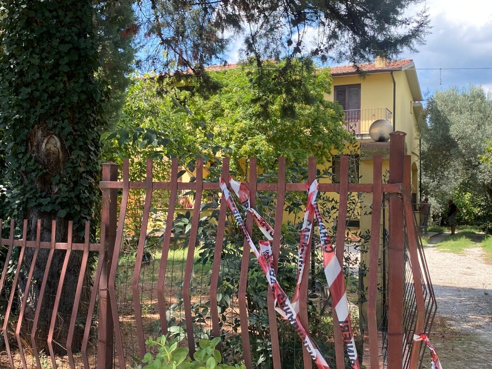 Giallo Prisciano, il funerale dell’ex finanziere | Attesa per l’esito autopsia