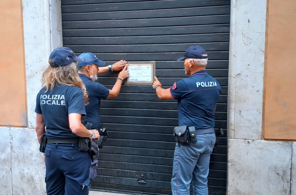 Chiusi 2 minimarket, uno vendeva alcol a minori e l’altro era ritrovo di pregiudicati