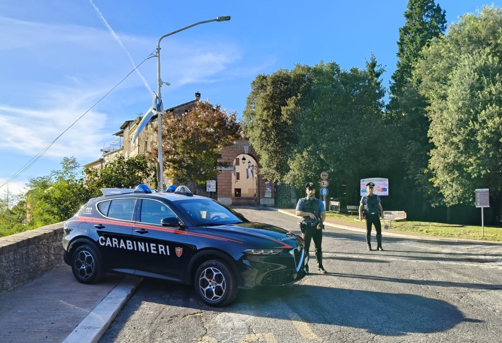 Strappa la borsa a una donna e fugge: pompiere fuori servizio lo blocca e consegna ai carabinieri