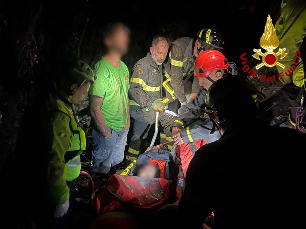 Cade in un dirupo, giovane salvata nella notte