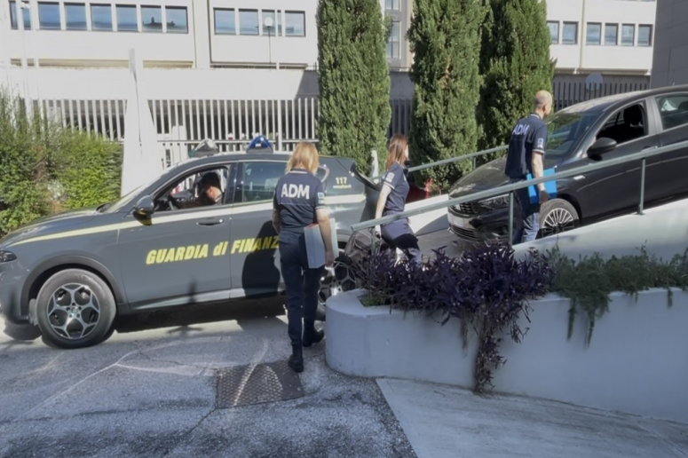 Gru pesca peluche e giochi “illegali”, chiuso locale a Perugia per un mese | VIDEO