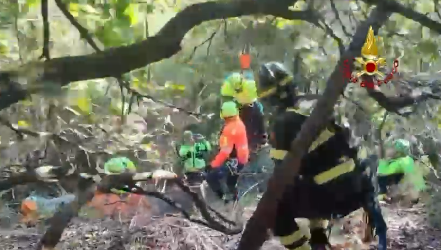 Cade in un dirupo, intervento dei vigili del fuoco e del Sasu con Nibbio