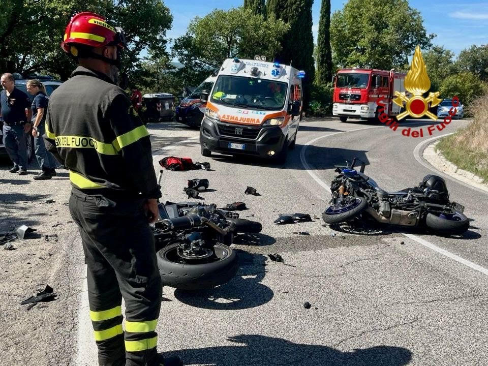 Scontro tra due moto sull’Apecchiese: tre persone ferite, una trasportata con l’elisoccorso