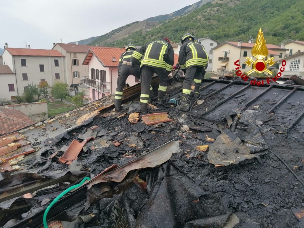 Sigillo, incendio sul tetto di un edificio IMMAGINI