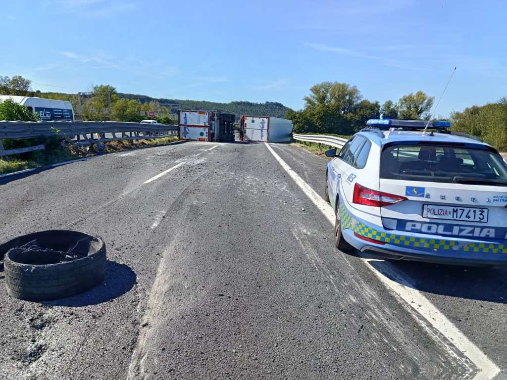 Tir ribaltato in autostrada, traffico e code su A1