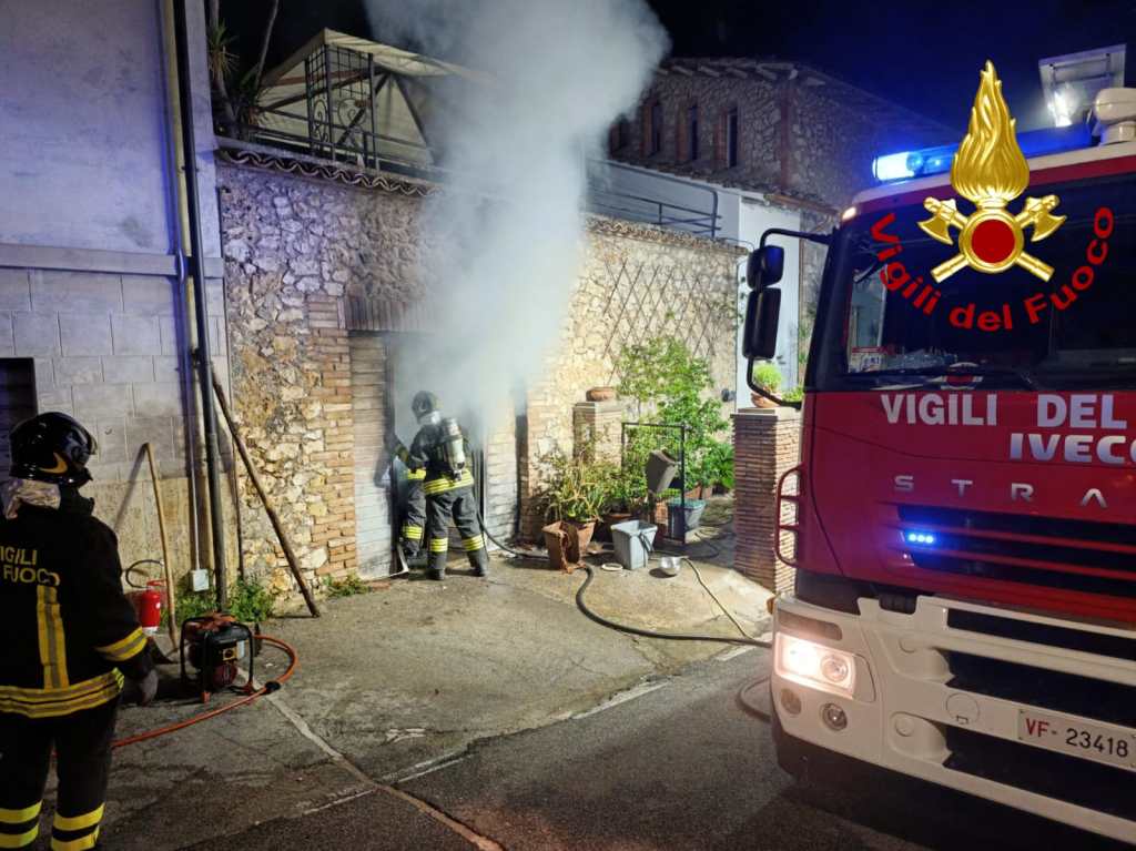 Minimarket distrutto da incendio