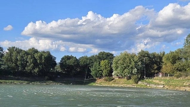 Tragedia al lago, si tuffa in acqua per recuperare canna da pesca e muore