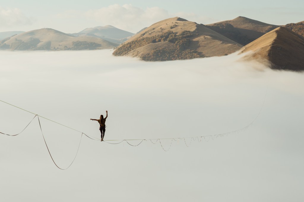 Castelluccio di Norcia entra nella storia: record italiano di highline, quasi 2 km di lunghezza | Foto