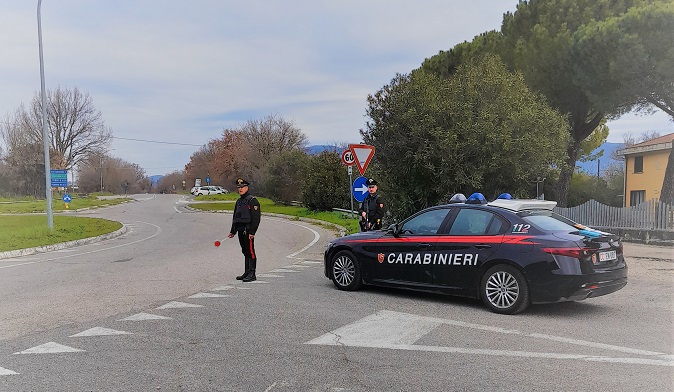 Durante controllo getta via sigaretta con marijuana, in casa altra droga in un mobile | Arrestato