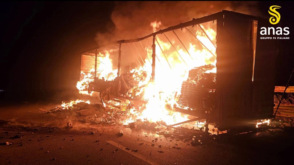 </p>
<div>Mezzo pesante in fiamme sull’A19, illeso il conducente</div>
<p>