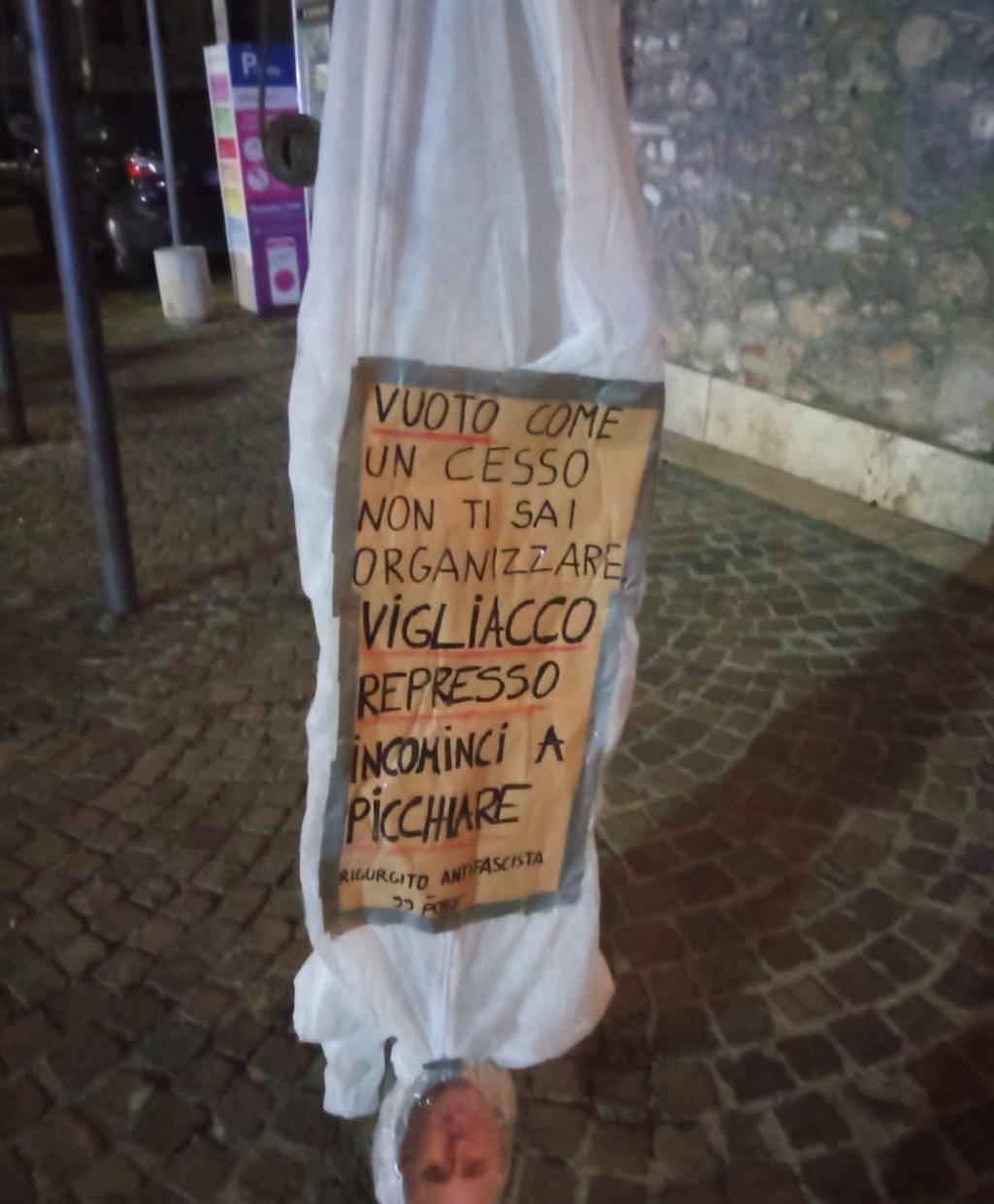 Bandecchi, fantocci, odio e Spotify: come trasformare un genocidio in show