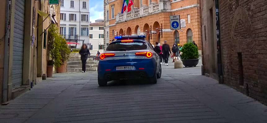 Lite per un cane finisce a botte, uomo pestato in strada | Denunciato 49enne