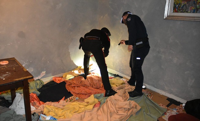 Occupano abusivamente ex struttura ricettiva, trovati anche oggetti rubati | Tre denunce