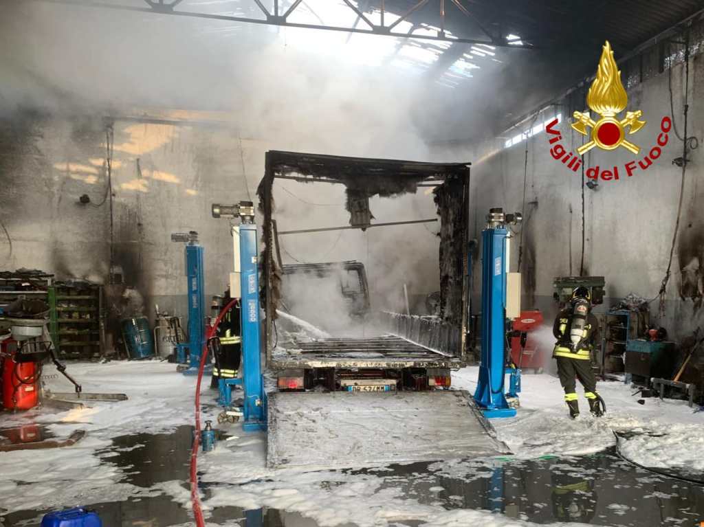 Camion in riparazione in fiamme, distrutta officina
