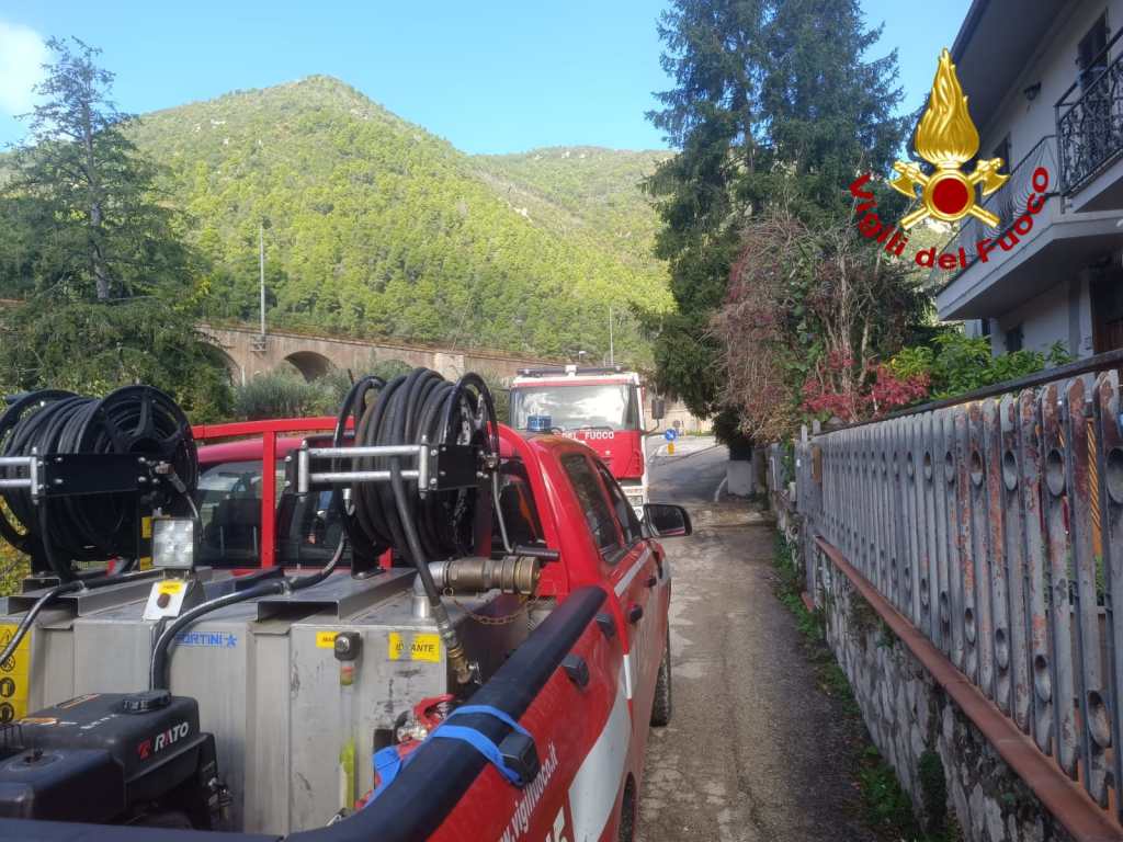 Lavatrice prende fuoco nella cucina di due anziani: intervengono i vigili del fuoco