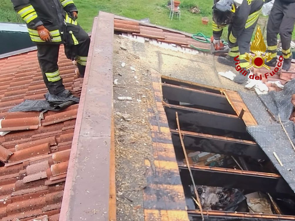 Incendio sul tetto, fiamme da canna fumaria