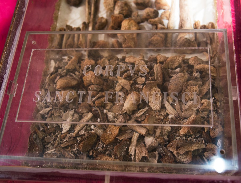 Le spoglie mortali di San Francesco esposte per un mese: “Straordinario momento di grazia” | Foto