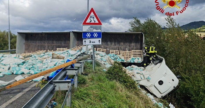 Camion carico di sacchi di cemento si ribalta sulla variante, conducente in ospedale