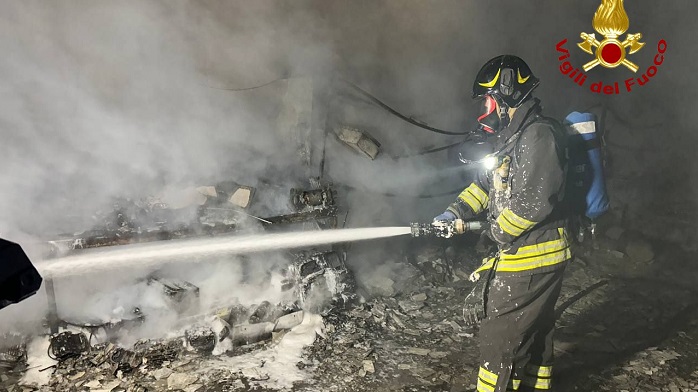 Violento incendio in capannone edile, distrutti mezzi e parte della struttura | Indagini in corso