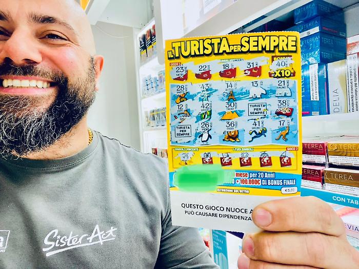 La fortuna bacia Amelia, Dino Settimi ‘regala’ un pacco con Turista per sempre