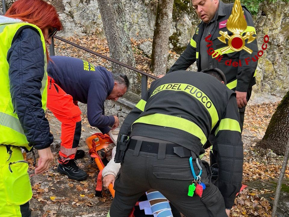Si frattura la caviglia per raggiungere lo scoglio di Roccaporena, donna recuperata dai vigili del fuoco