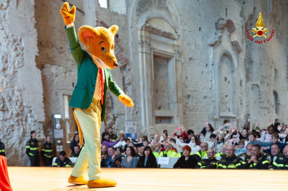 Per gli alunni umbri “Un giorno da pompiere” con i caschi rossi e Geronimo Stilton | Foto