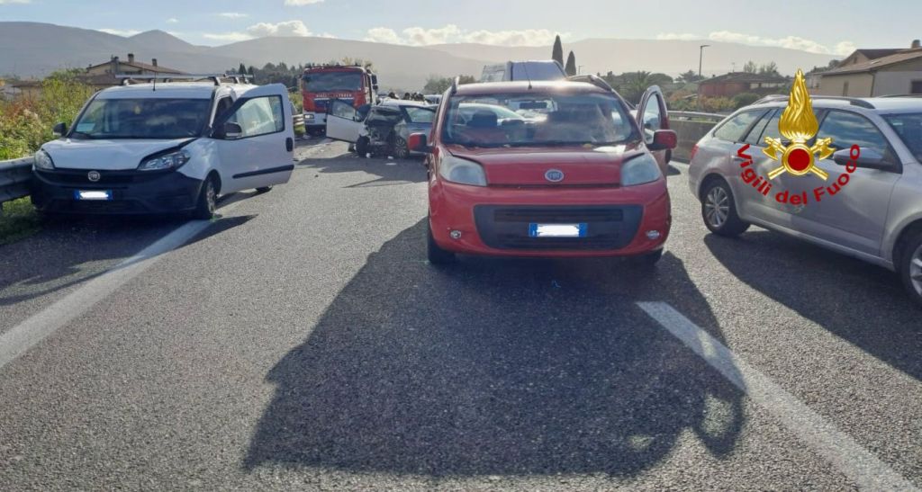 Incidente tra Foligno e Spello, coinvolte almeno 3 auto | Viabilità bloccata, diversi feriti