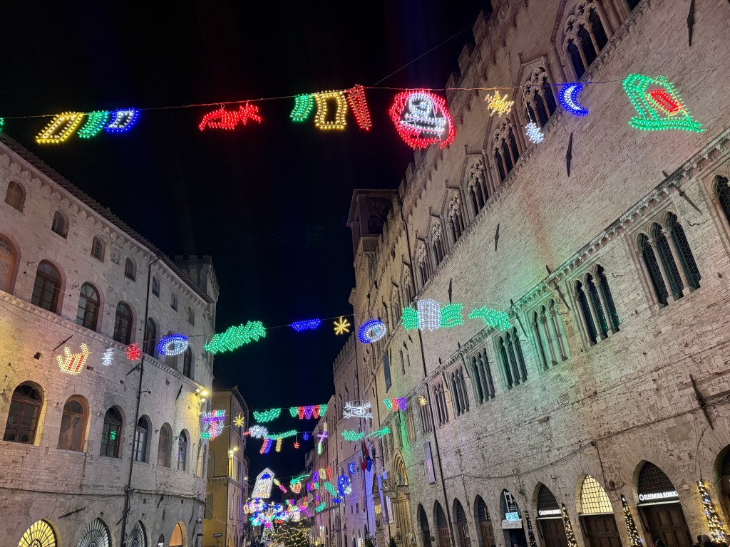 Corso Vannucci, Luminarie d’artista o Baracconi? VIDEO