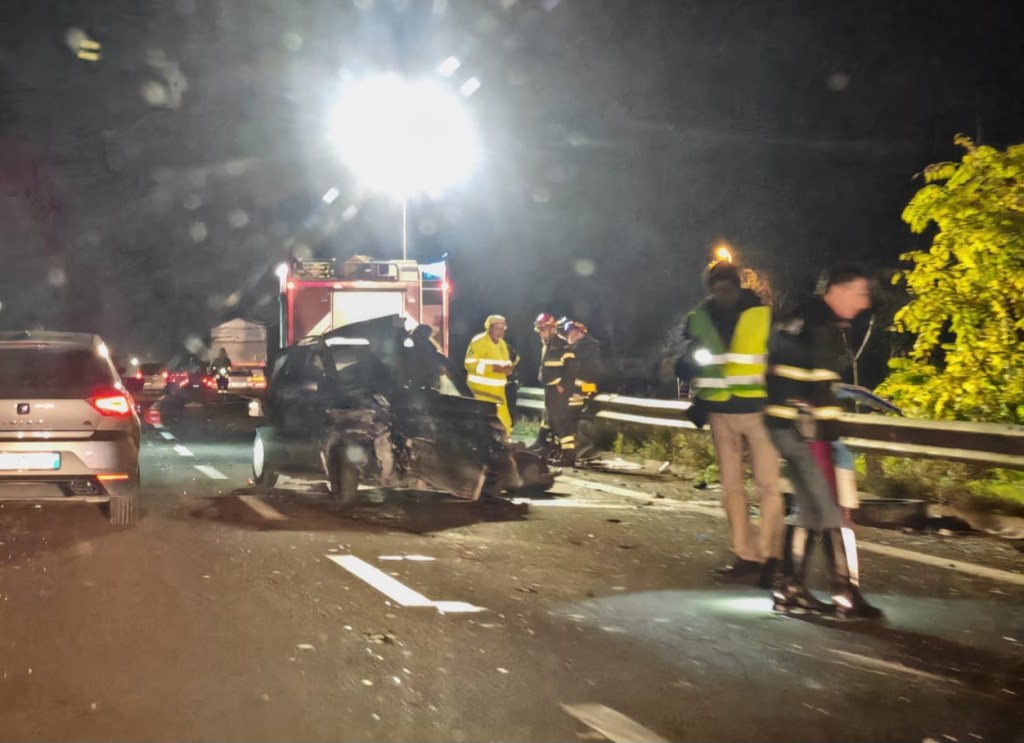 Incidente tra camion e auto sulla Ss75, grave un uomo | Foto