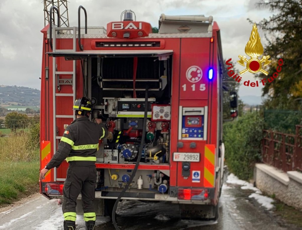 Auto a gpl in fiamme, intervengono i vigili del fuoco | Foto