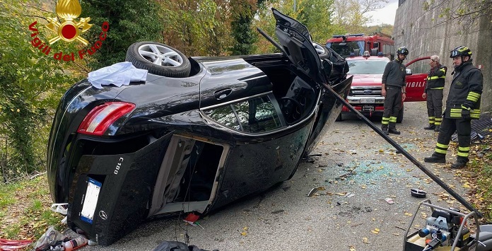 Auto vola nel vuoto per 7 metri, ferito anziano | Salvato anche il suo cane