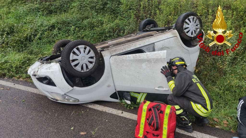 Orvieto, 30enne cappotta fuori strada: illesa