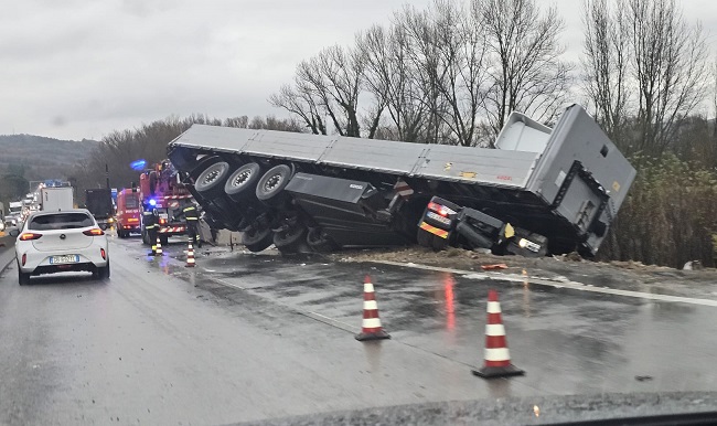 Caos in E45, due incidenti nello stesso punto in entrambe le direzioni | Camion nella scarpata