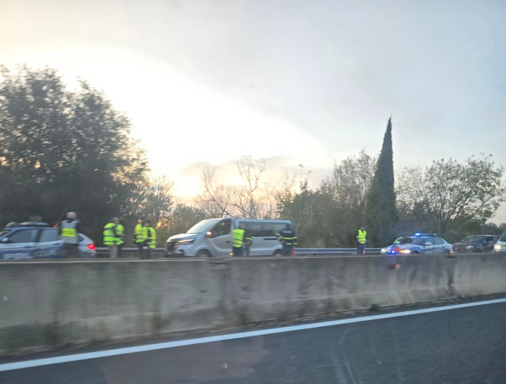 Donna cade da pulmino lungo la Flaminia, è gravissima | Aggiornamenti