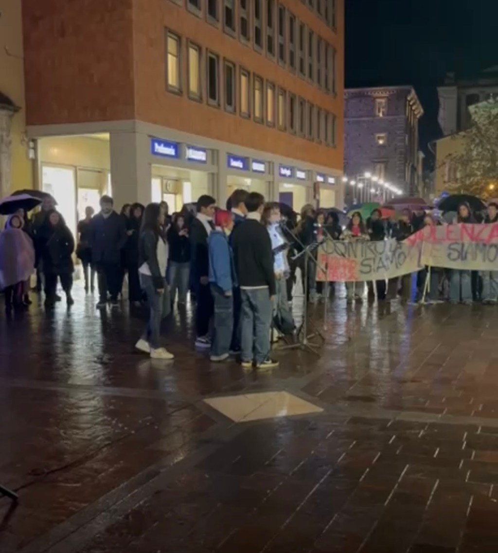 Lacrime, canti, “rumore” per Ilaria e le altre donne vittime della violenza maschile FOTO & VIDEO