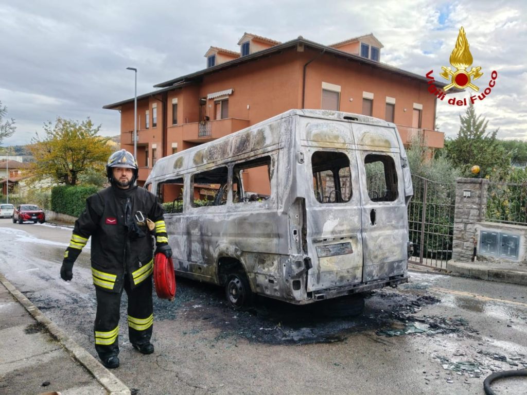 Fiamme sullo scuolabus, bambini fatti scendere