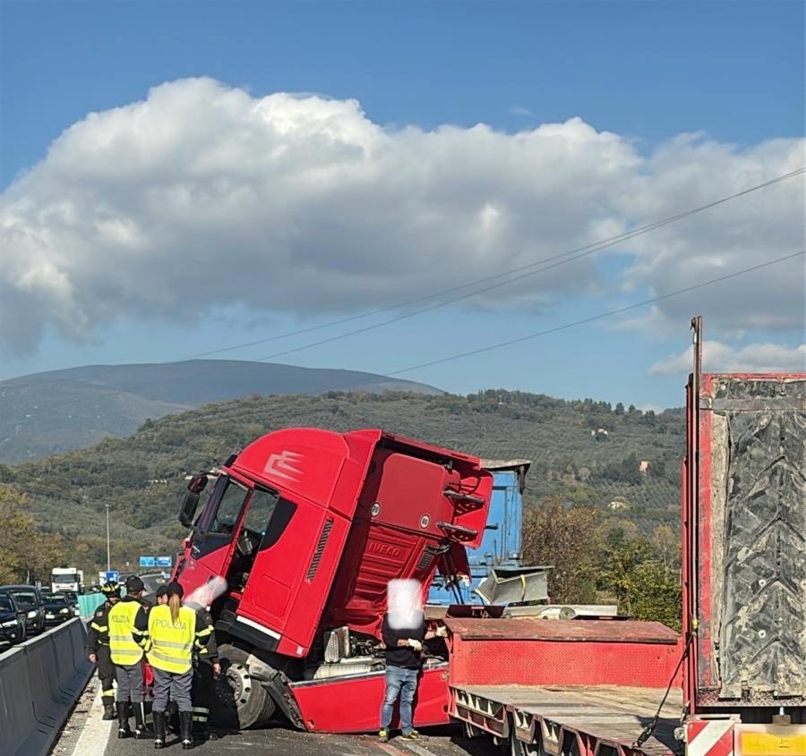 Mattinata da incubo, altro incidente tra tir: Flaminia in tilt IMMAGINI