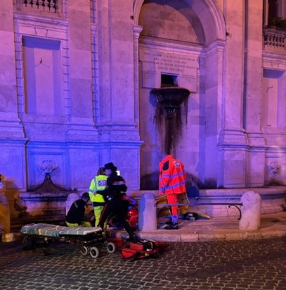 Ragazzo colto da malore in centro, 118 e carabinieri sul posto | Foto
