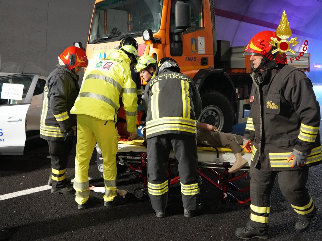 Auto elettrica a fuoco in galleria | Ma è un’esercitazione IMMAGINI